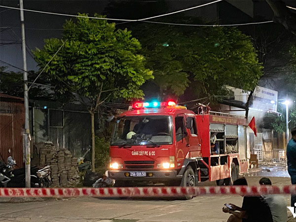Cháy kho nguyên liệu làm bánh nằm giữa khu dân cư tại Hà Nội