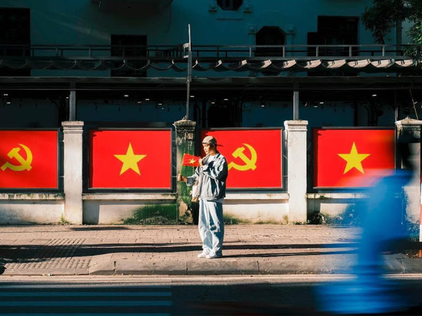 'Đi giữa cờ hoa' - khi người trẻ lan toả lòng yêu nước bằng sự 'sáng tạo' đẹp đẽ thế đấy!