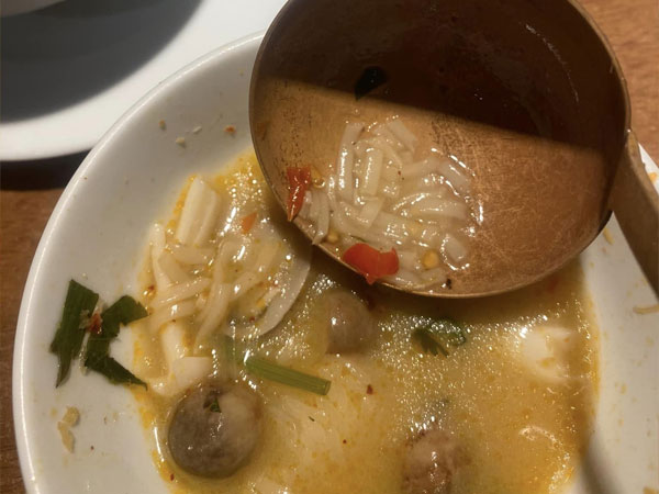 Trải nghiệm đáng sợ của 2 mẹ con tại quán đồ ăn Lào với nồi lẩu tomyum đầy vụn mì tôm, hủ tiếu và miến