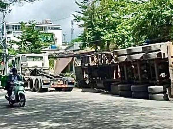 Container lật ngang, đè nát xe máy ở TP HCM