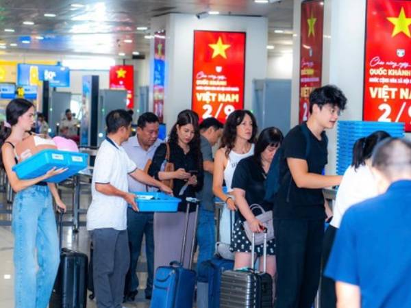 Giá vé đắt đỏ, khách bay trong nước dịp 2/9 giảm mạnh