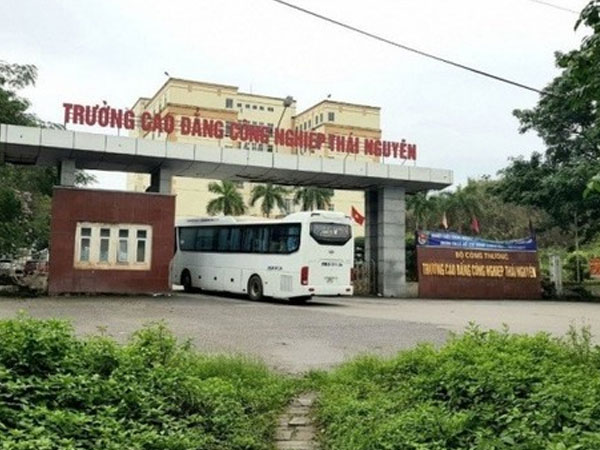 Nhiều học sinh Trường Cao đẳng Công nghiệp Thái Nguyên nhập viện, 1 em tử vong