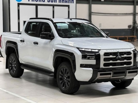 Cận cảnh Mitsubishi Triton 2025 'bằng xương bằng thịt' tại Việt Nam