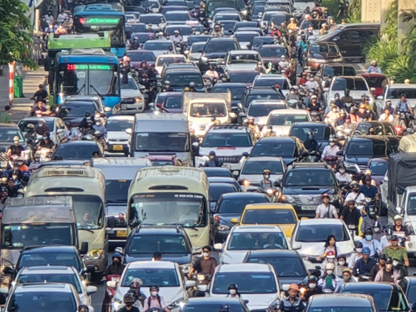 Ngày đầu tiên đi làm sau kỳ nghỉ lễ: Dòng xe chen cứng không một kẽ hở, người dân 'chôn chân' trong nắng nóng