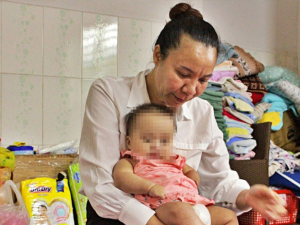 Bảo mẫu từng làm việc tại Mái ấm Hoa Hồng tiết lộ thông tin sốc: Trẻ bị bệnh không được đưa đi viện, tã sữa đem đi bán!