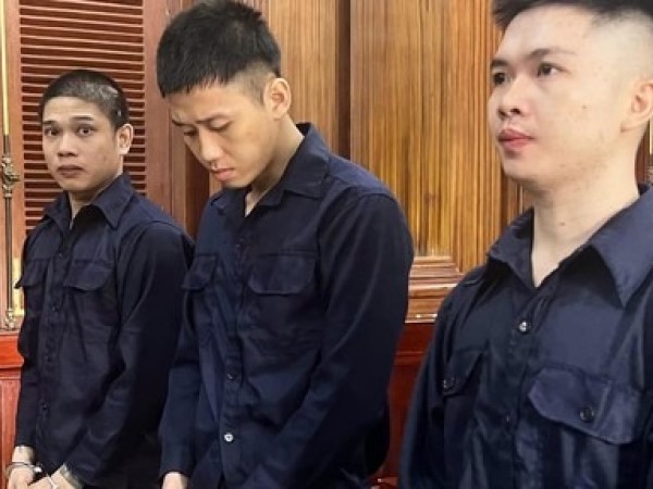 3 thanh niên truy sát người đi đường suýt mất mạng vì không ưa tiếng pô xe
