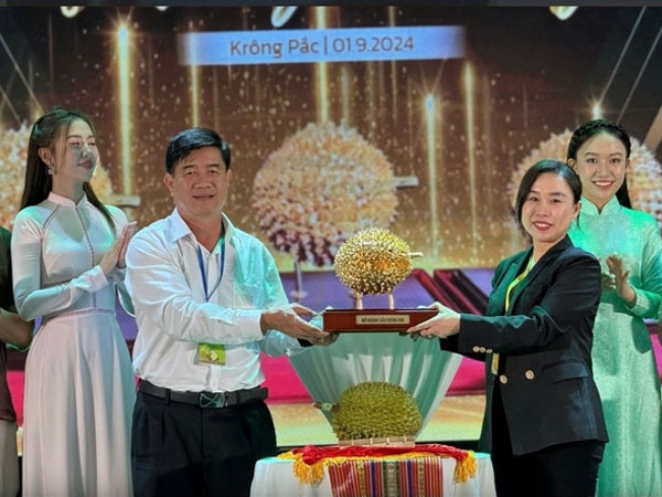 Nữ doanh nhân trúng đấu giá quả sầu riêng Ri6 1,4 tỉ đồng là ai?