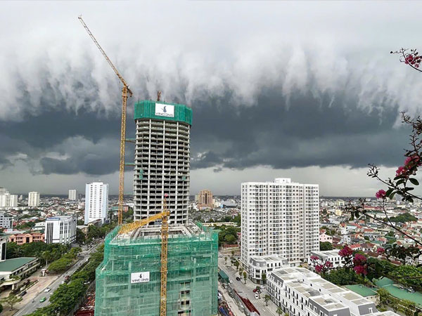 Dải mây cuồn cuộn như vòi rồng trên bầu trời Nghệ An