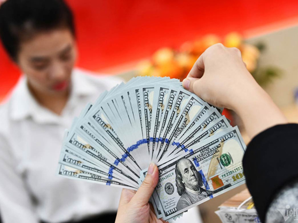 Giá USD ngân hàng và tự do cùng lao dốc