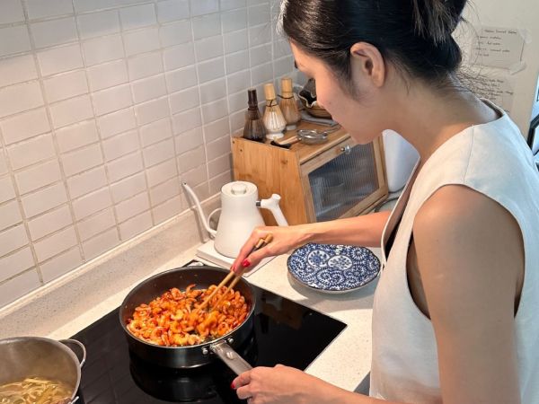 'Nàng dâu hào môn' Tăng Thanh Hà tự tay vào bếp đãi bạn, thực đơn toàn món dân dã nhưng cực ngon