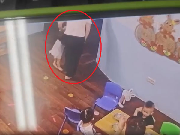 Phụ huynh Hà Nội 'tố' cô giáo xách tay con 13 tháng tuổi, gãy chân sau khi đi học về