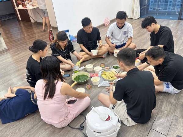 Vợ chồng Hà Nội dùng căn hộ 100m2 cho người lạ tránh siêu bão Yagi