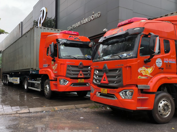 Người Hà Nội dùng bao cát gia cố nhà cửa, chi tiền thuê xe container ngăn gió, chống bão Yagi