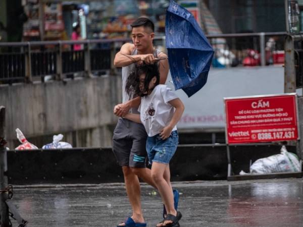 Hà Nội trước khi bão YAGI đổ bộ: Đường phố vắng vẻ, mưa gió tạt mạnh khiến người dân gồng mình chống chọi