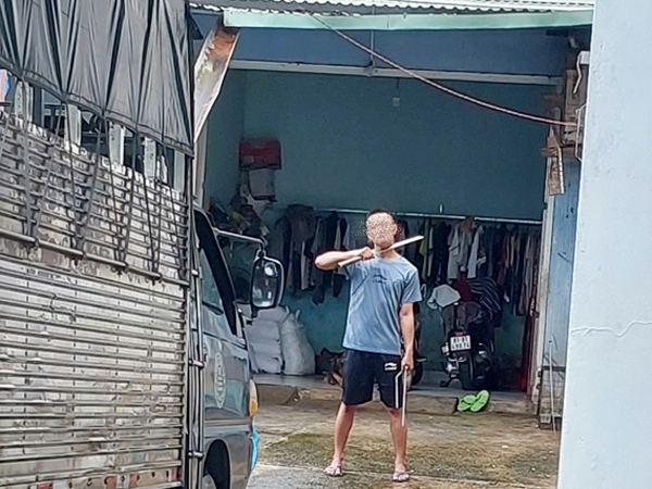 Mâu thuẫn với vợ, người đàn ông kề mã tấu vào cổ dọa tự sát