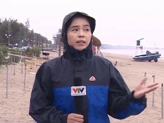 Chân dung nữ phóng viên VTV bám trụ ở đảo Cô Tô, dũng cảm tác nghiệp giữa bão Yagi