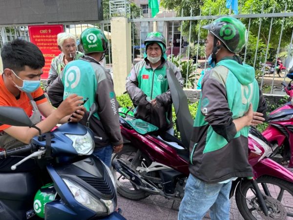 Tài xế Gojek đổ xô làm thủ tục để chuyển sang 3 hãng khác