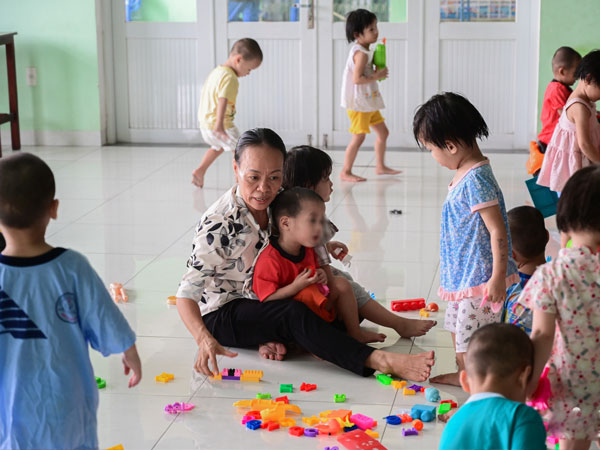 Cuộc sống trong ngôi nhà mới của những em bé mái ấm Hoa Hồng