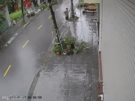Chạy ra ngoài lúc đang mưa to gió lớn khi bão số 3 đổ bộ, người đàn ông suýt bị tấm tôn lớn văng trúng người