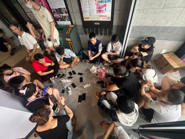 Hải Phòng: Người dân đổ vào TTTM để sạc điện thoại và bắt wifi sau bão