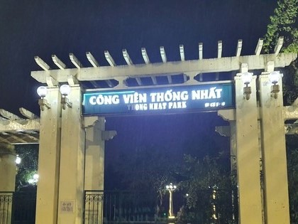 Xót xa hình ảnh đổ nát ở công viên lớn nhất nội đô Hà Nội