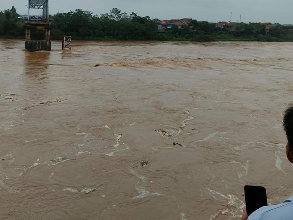 Công an phong tỏa cầu Phong Châu, đang cứu nạn khẩn cấp người và phương tiện rơi xuống sông