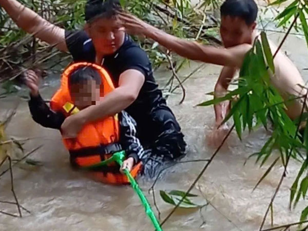 Vượt dòng lũ dữ, 2 người đàn ông 'quên mình' cứu hộ bé trai bị lũ cuốn cùng bố tại Tuyên Quang