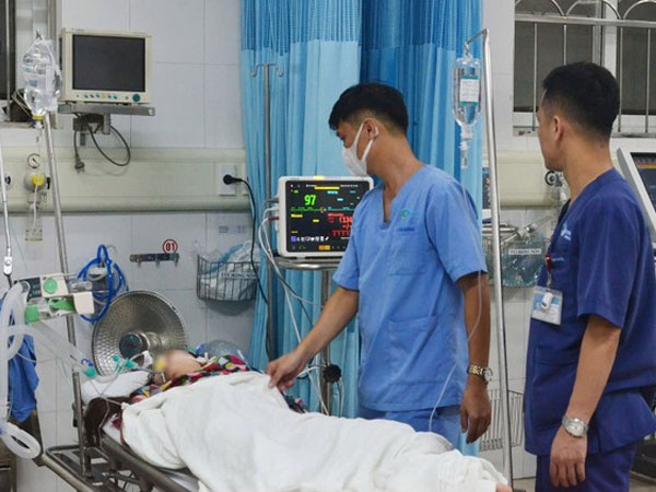 Quảng Ninh mất điện diện rộng, 6 người ngộ độc khí CO, 2 ca nguy kịch