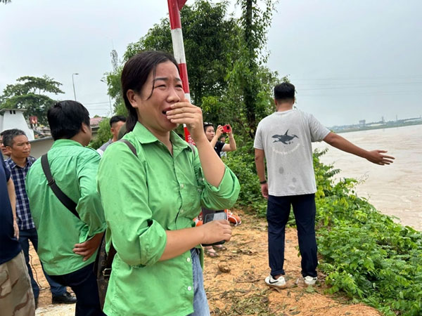 Vụ sập cầu Phong Châu: Vợ chồng tài xế mới gọi điện cho nhau, 30 phút sau thì mất liên lạc