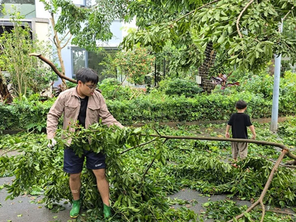 Xuân Bắc cùng 2 con trai đi dọn dẹp khu phố sau bão Yagi, Bi Béo 'chốt' 1 câu đúng chất 'meme'