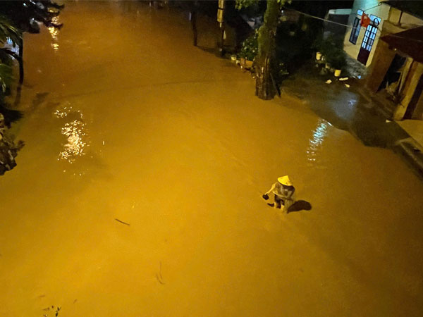 Thành phố Yên Bái nước dâng liên tục, người dân chạy lũ trong đêm