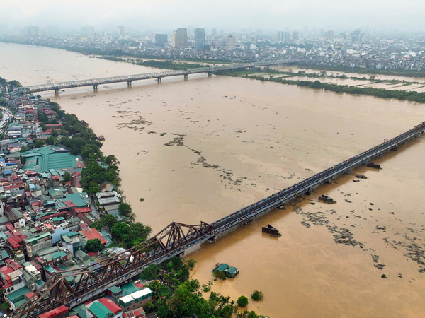 Nước lũ cuồn cuộn tràn về Hà Nội, bãi giữa sông Hồng chìm nghỉm