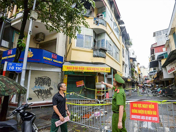 Hà Nội phong tỏa nhà 3 tầng trên phố cổ bị nghiêng sau bão số 3