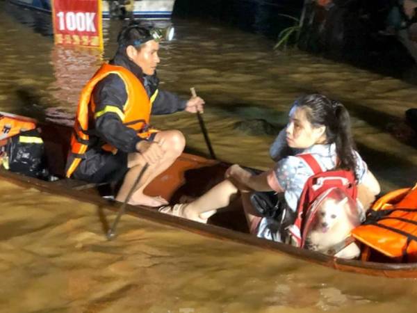 Xuyên đêm cứu hộ người dân ở vùng lũ lụt Thái Nguyên