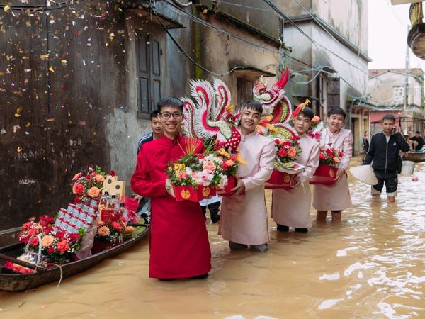 Đám cưới ngày lụt: Chú rể Bắc Ninh bì bõm lội nước rước nàng về dinh