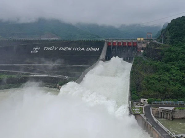 Hỏa tốc đóng 1 cửa xả đáy hồ Thủy điện Hòa Bình và Tuyên Quang
