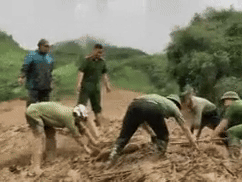 Lũ quét vùi lấp cả thôn hơn 100 người ở Lào Cai, mới tìm được 16 thi thể