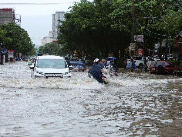Ô tô 'bơi' trên nước lũ ở ngoại thành Hà Nội