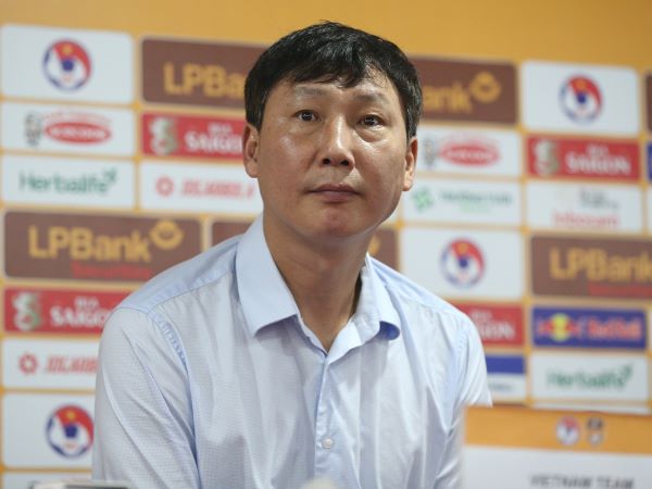 HLV Kim Sang-sik: Cầu thủ Việt Nam cần rèn luyện thêm để bằng Thái Lan