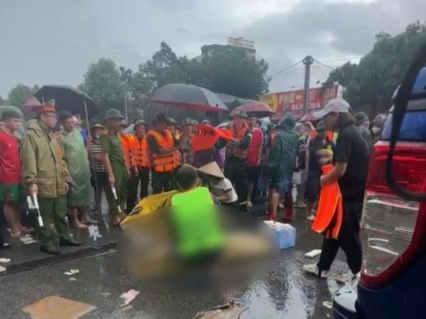 Tận cùng của nỗi đau, người mẹ khóc ngất khi tìm thấy thi thể con trai 5 tuổi bị lật thuyền ở Thái Nguyên