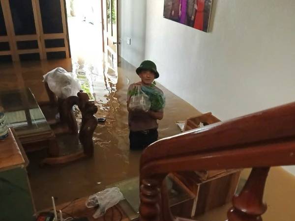 Điều đáng sợ nhất đã xảy ra với những đứa con xa nhà 'mắc kẹt' giữa bão, lũ