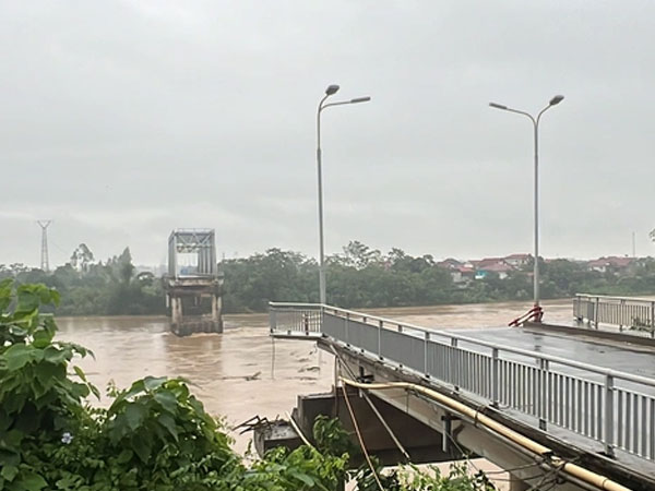 Vụ sập cầu Phong Châu: Vẫn chưa thể tiến hành cứu hộ, cứu nạn do nước lũ dâng cao, chảy xiết