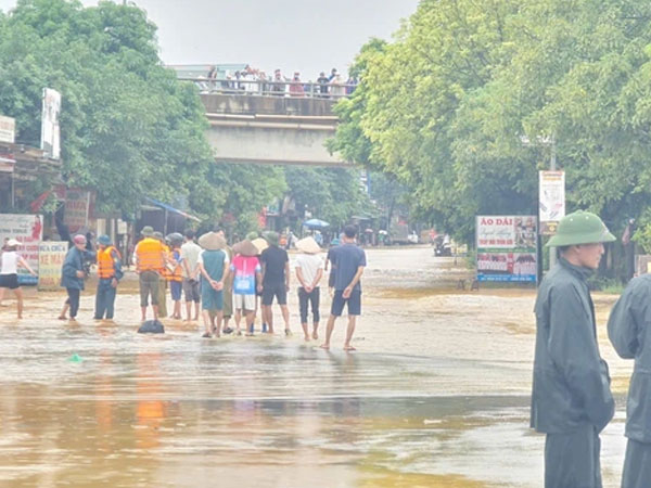 Nước lũ tràn đê, sơ tán dân một thị trấn của Phú Thọ