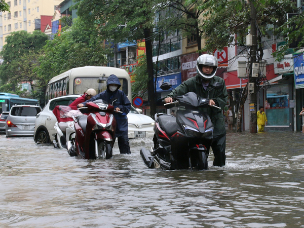 Hà Nội: Nước sông Nhuệ tràn bờ, nhiều tuyến phố ngập sâu, người dân chật vật di chuyển