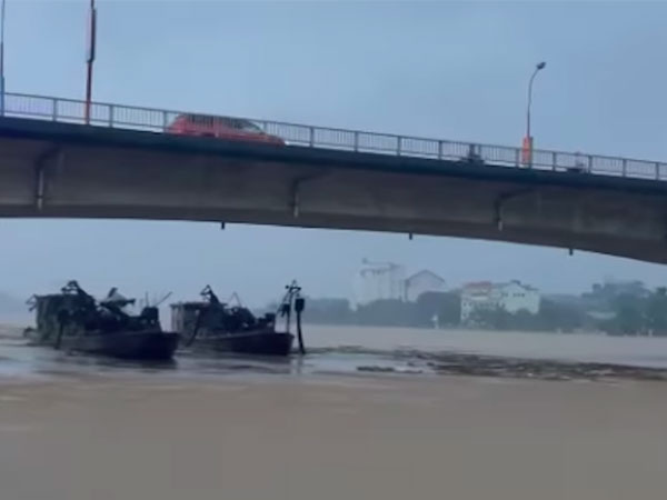2 tàu 'ma' dạt từ Trung Quốc va trúng nhiều cầu trên sông Hồng