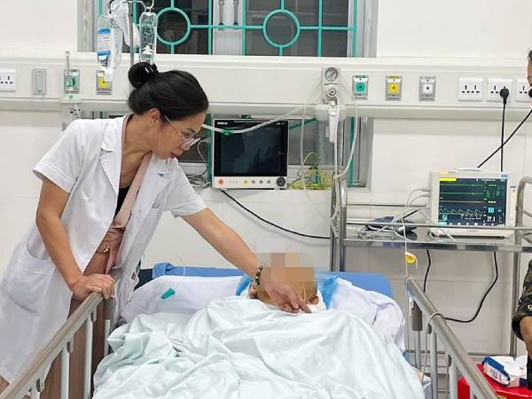 Vụ xe khách 16 chỗ bị vùi lấp ở Cao Bằng: Cứu nạn nhân sống sót đầu tiên