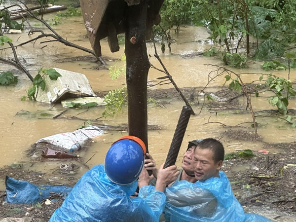 Người dân bãi Thúy Lĩnh (Hà Nội) căng mình chặn nước lũ tràn vào khu dân cư