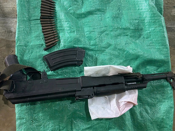 Bố chồng vác súng AK dọa con dâu, công an thu thêm 2 khẩu K54