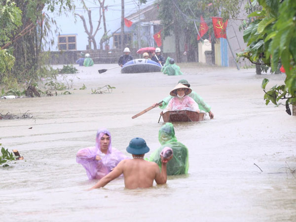 Người dân 'rốn lũ' Chương Mỹ: Nước ngập sâu ngang ngực, vội vã chạy lũ dưới cơn mưa tầm tã