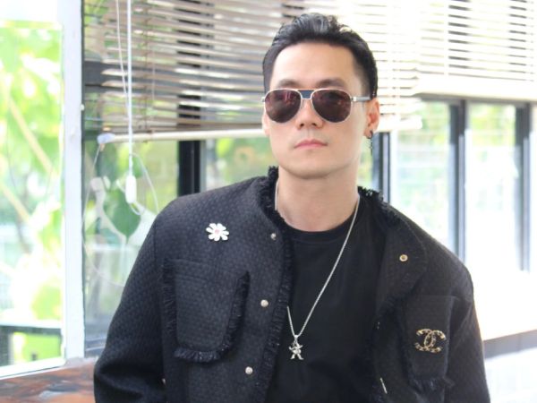 Nam ca sĩ Việt bị nghi phẫu thuật thẩm mỹ ở tuổi 43, ăn mặc nữ tính sau biến cố gia đình
